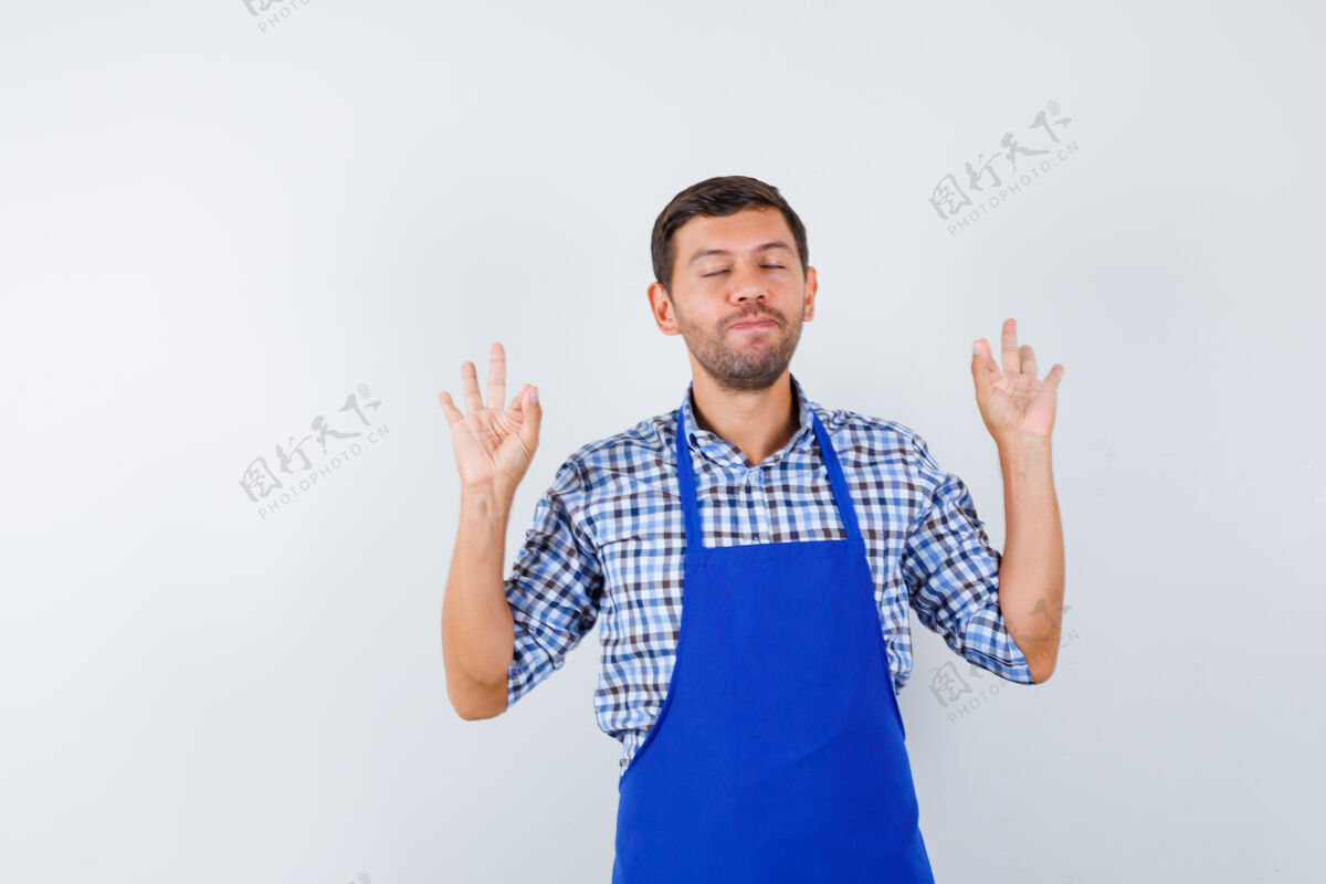 帅哥穿着蓝色围裙和衬衫的年轻男厨师衬衫男士厨师