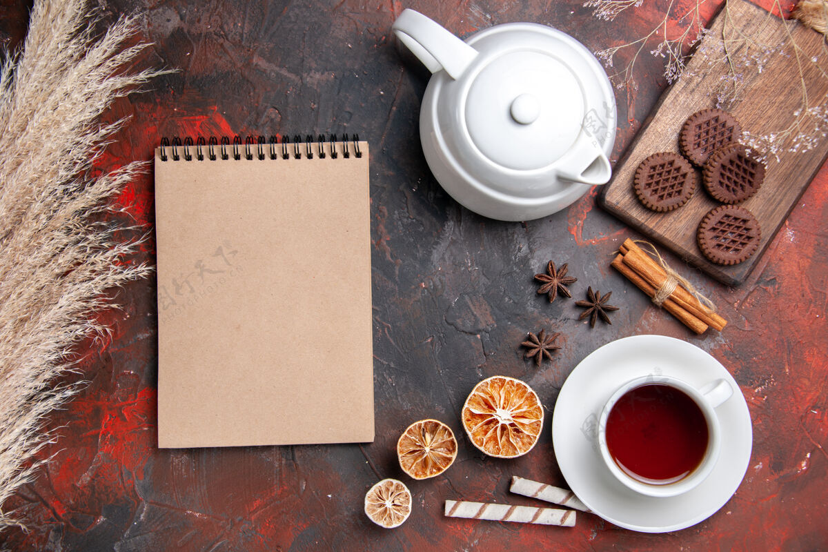 壶俯瞰一杯茶与巧克力饼干在黑暗的桌子照片茶饼干浓缩咖啡咖啡早餐