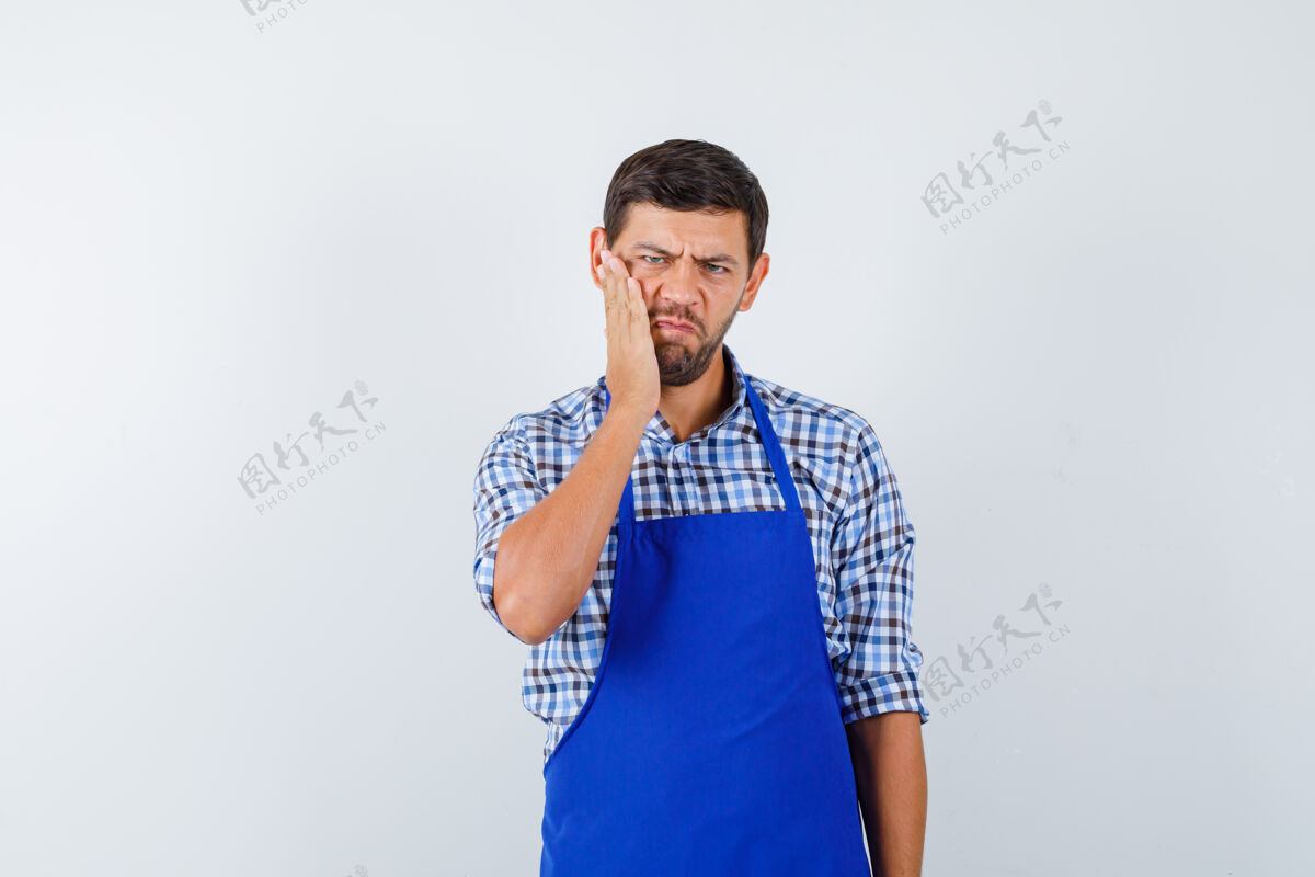 男士穿着蓝色围裙和衬衫的年轻男厨师厨师制服男士