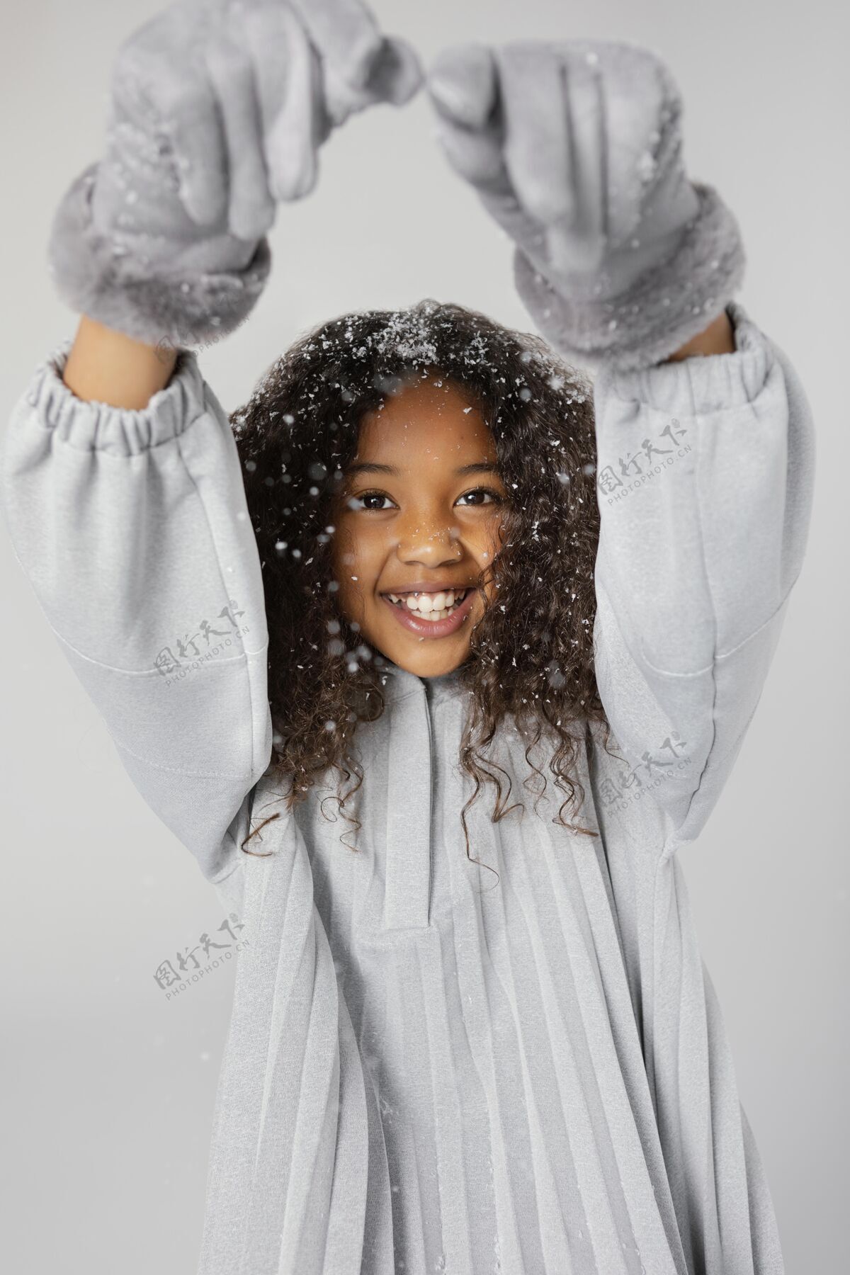 肖像快乐女孩与雪中景垂直季节可爱