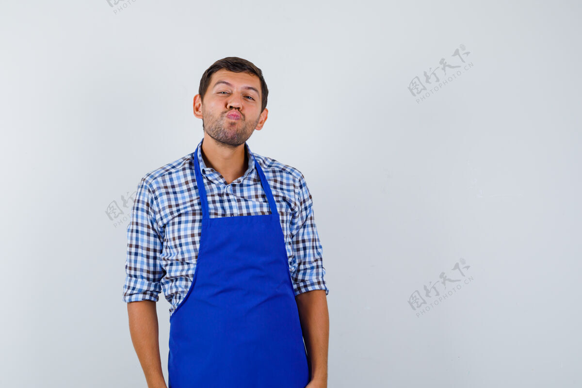 男士穿着蓝色围裙和衬衫的年轻男厨师年轻厨师围裙