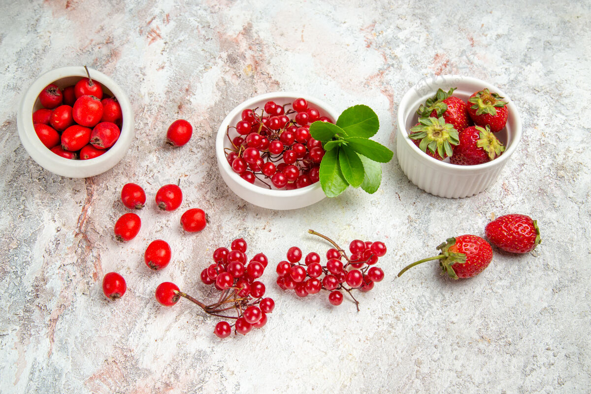 草莓白色桌面上的红色水果和浆果新鲜的浆果红色水果多汁葡萄干健康