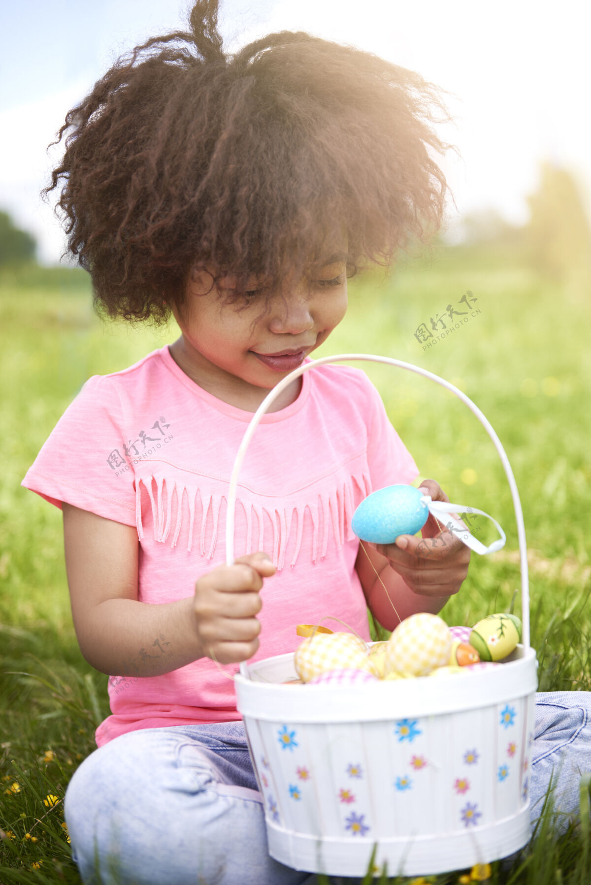选择特写年轻漂亮的女孩看彩色复活节彩蛋鸡蛋孩子可爱