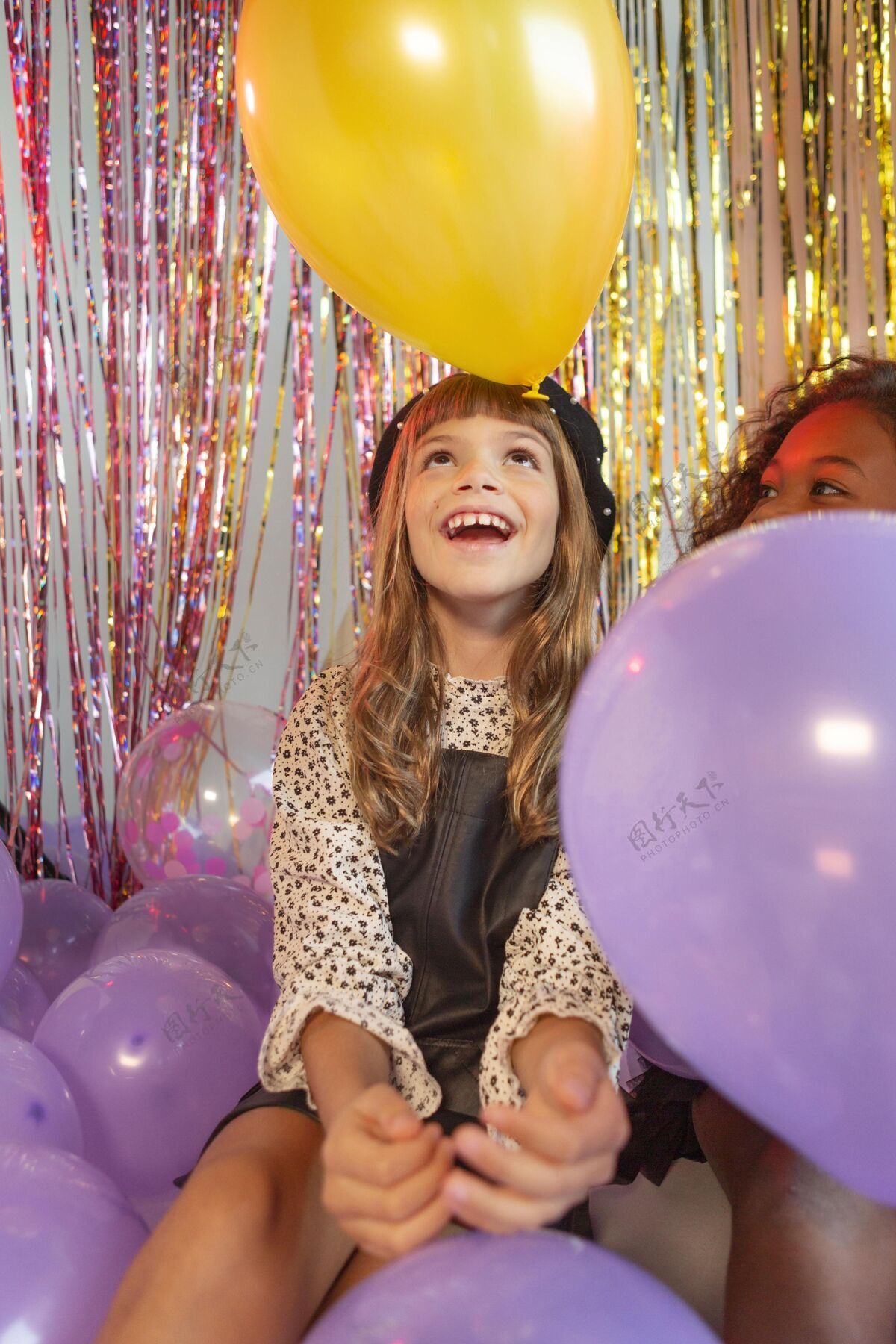 年轻人在派对上画一个拿着气球的年轻女孩漂亮节日派对