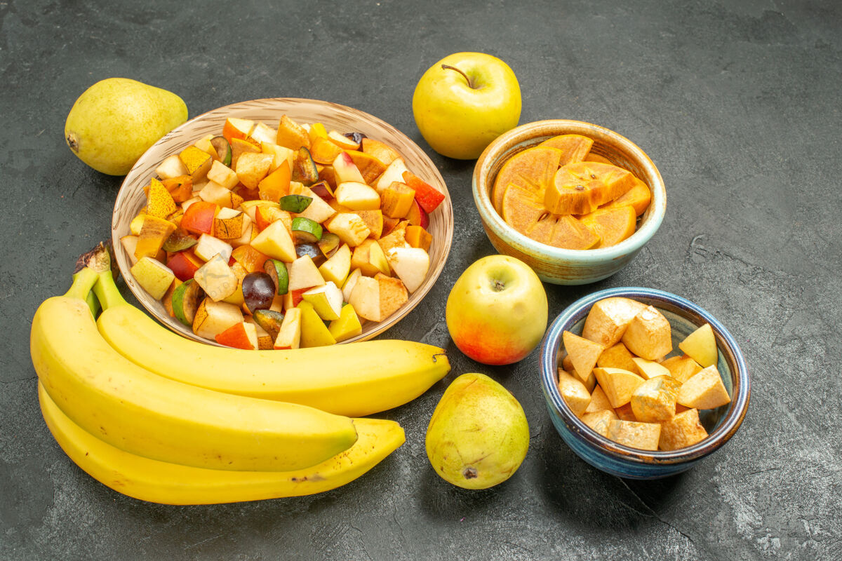可食用水果前视图水果沙拉与新鲜水果上的灰色桌树新鲜水果盘子水果沙拉蔬菜