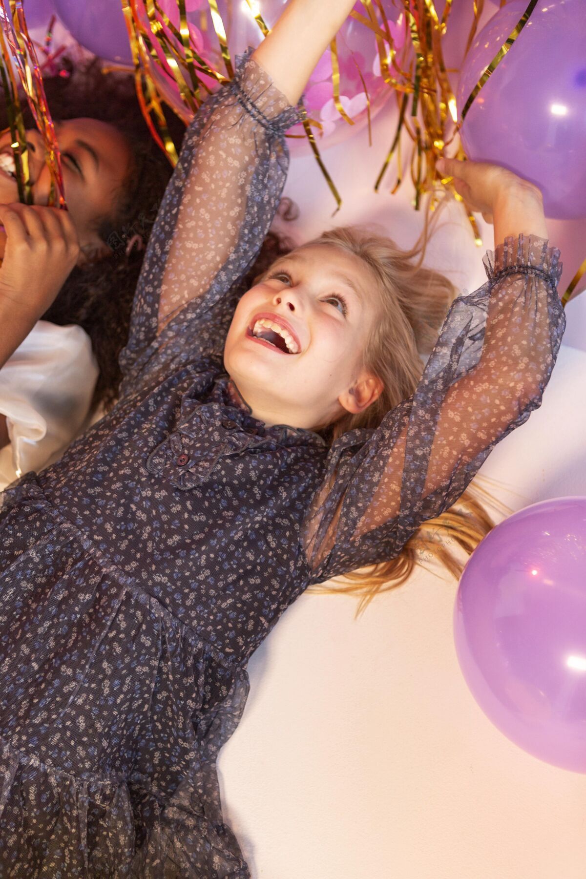 年轻用气球描绘聚会上的年轻女孩肖像气球节日