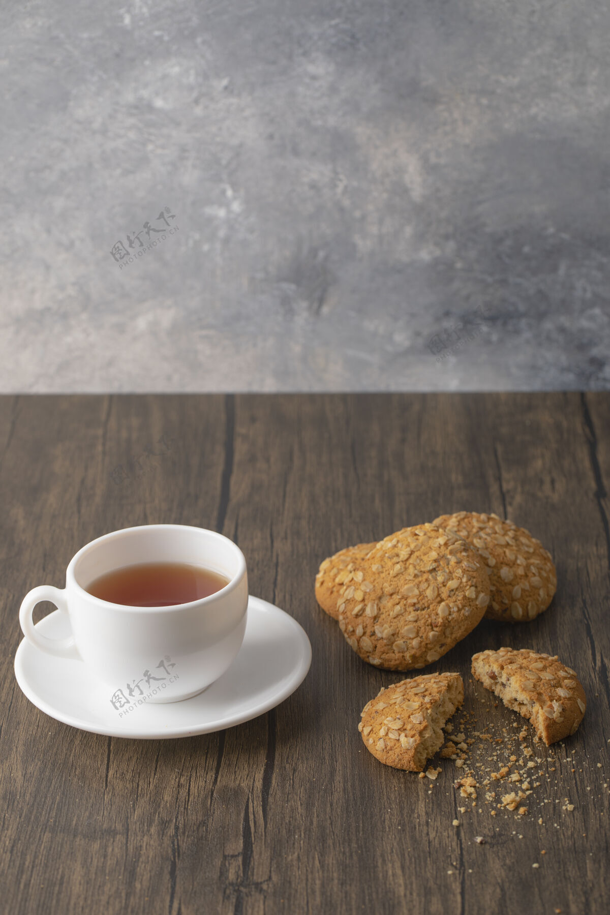 健康一杯白红茶旁边放着燕麦曲奇和谷类食品茶饼干热的
