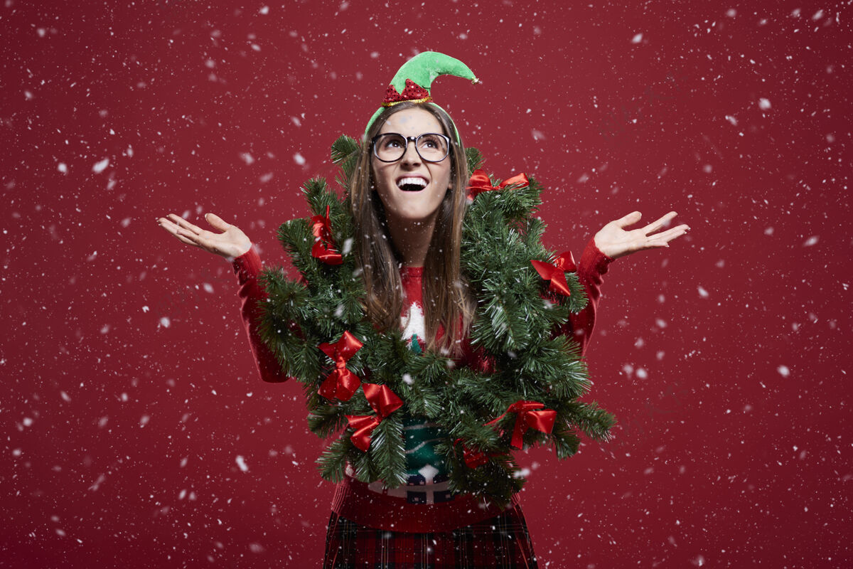 沮丧雪地里戴着圣诞花环的滑稽女人张开双臂抬头问题