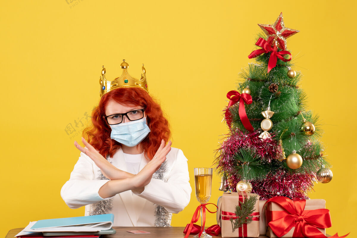 颜色圣诞节前后戴着无菌口罩的女医生呈现在眼前情绪年份脸