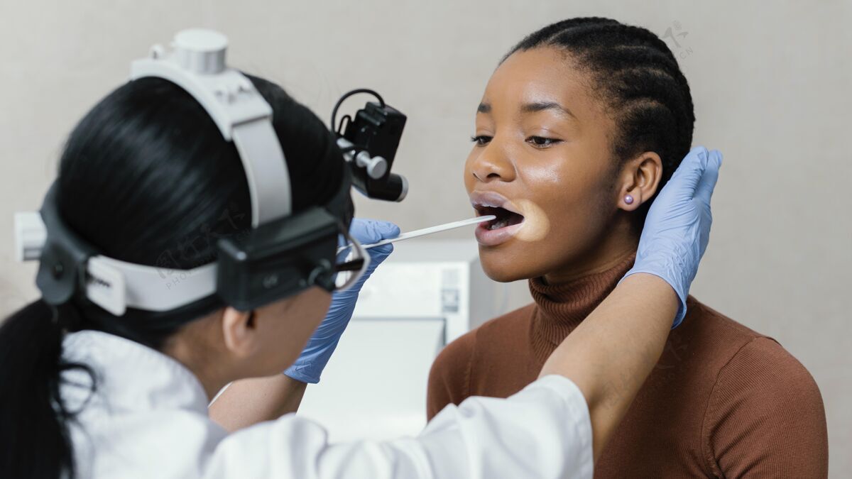 女人医生近距离检查病人的喉咙生活方式健康医疗保健