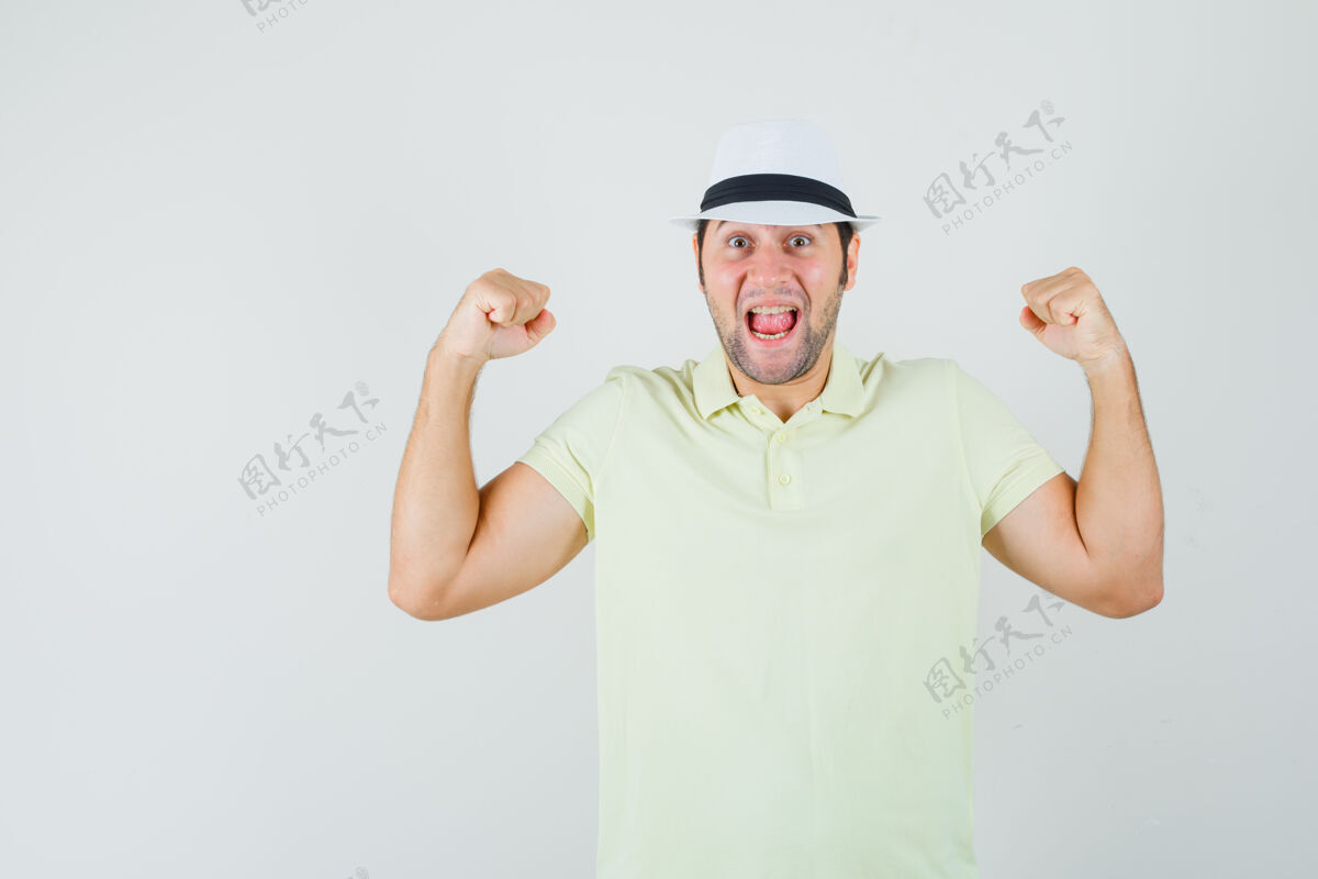 成功一个戴着t恤帽子的年轻人 展示着赢家的姿态 看上去很幸福朋友男性胡须