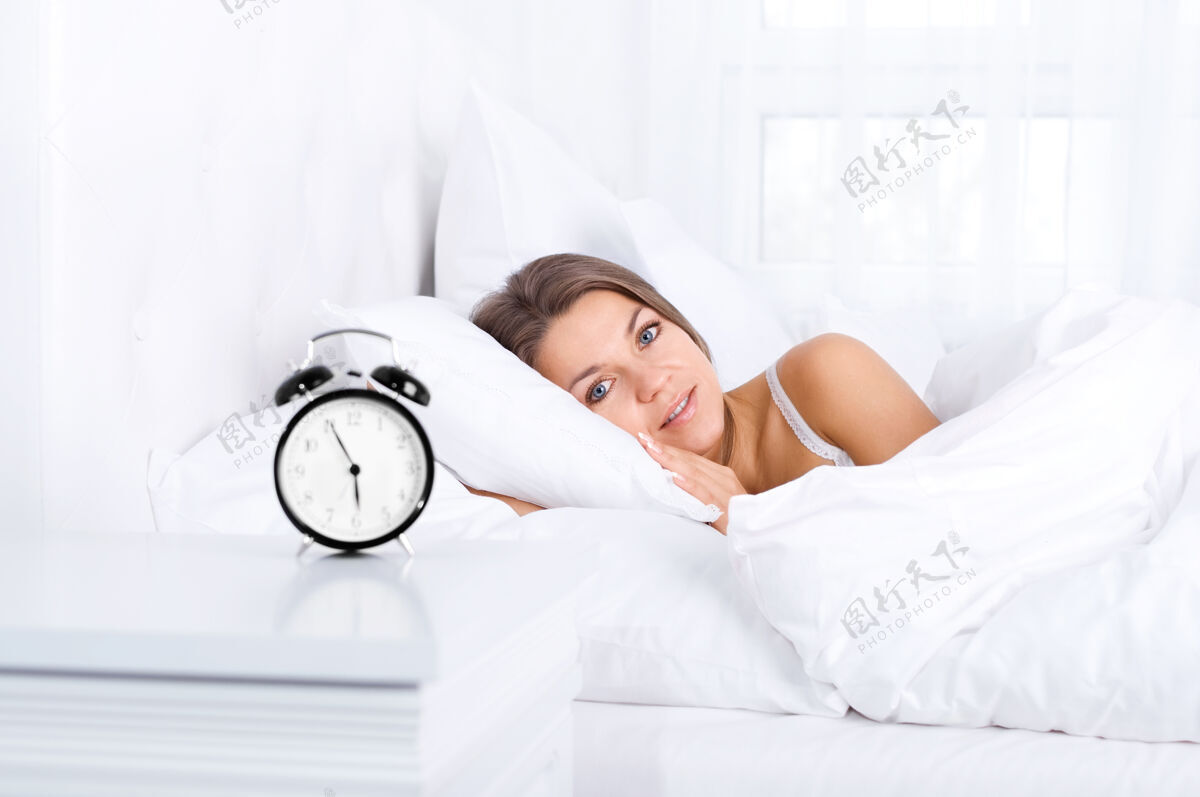 健康的生活方式床上的女人醒了休息年轻人室内