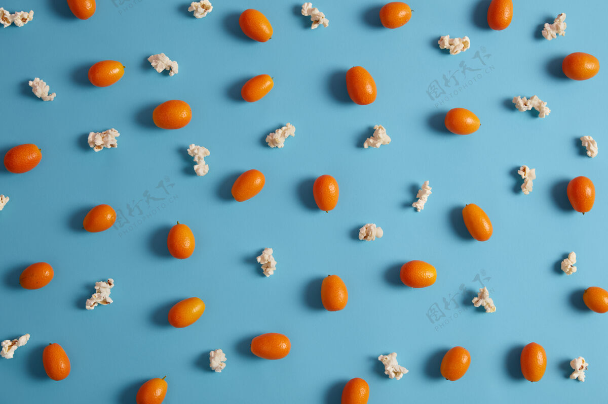 饮食营养橙色无皮金橘水果含有维生素和爆米花分离蓝色背景成熟的健康水果为您的营养生食的概念选择重点nagami品种素食有机异国情调