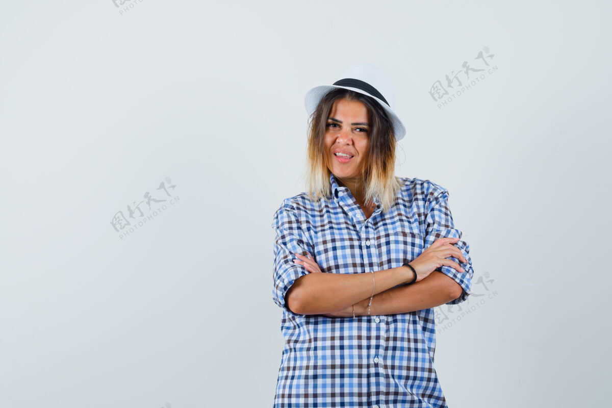 帽子年轻的女士交叉双臂站在格子衬衫帽子 看起来很自信一起积极交叉