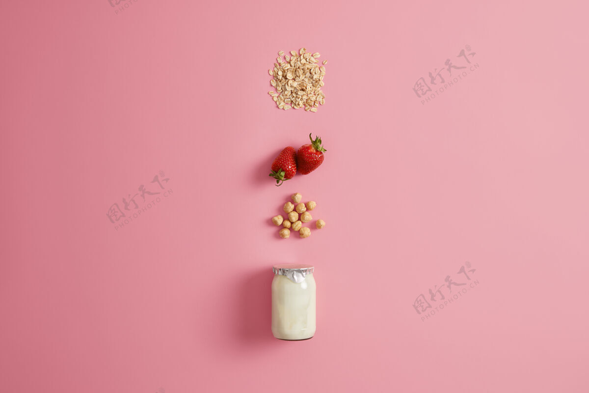 燕麦吃健康的早餐 干净的饮食 节食 排毒食物 素食的概念酸奶与榛子 成熟的草莓和燕麦准备燕麦片配料自制粥顶视图玻璃饮食牛奶