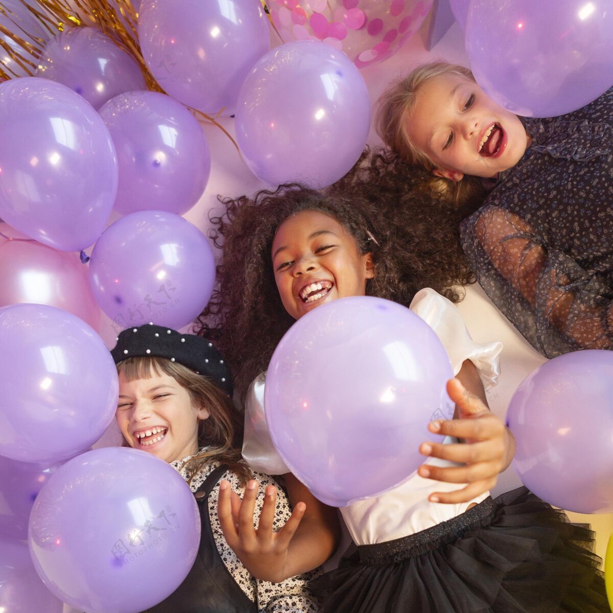 肖像用气球描绘聚会上的年轻女孩气球庆典一起