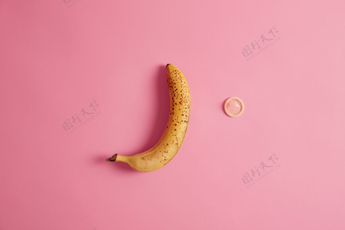 包装亲密概念黄色成熟香蕉和粉色背景的避孕套避孕和安全计划生育 怀孕预防性病传播艾滋病意识 节育安全罗西扁平