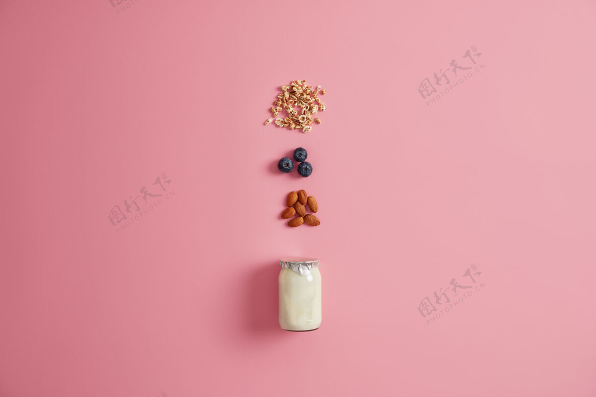 浆果健康的营养 干净的饮食理念燕麦片的配料有蓝莓 杏仁和酸奶准备美味的甜营养低热量甜点早餐时间带水果的麦片松香素食膳食
