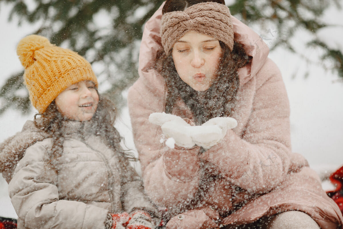 女孩一家人在雪林度假孩子树季节