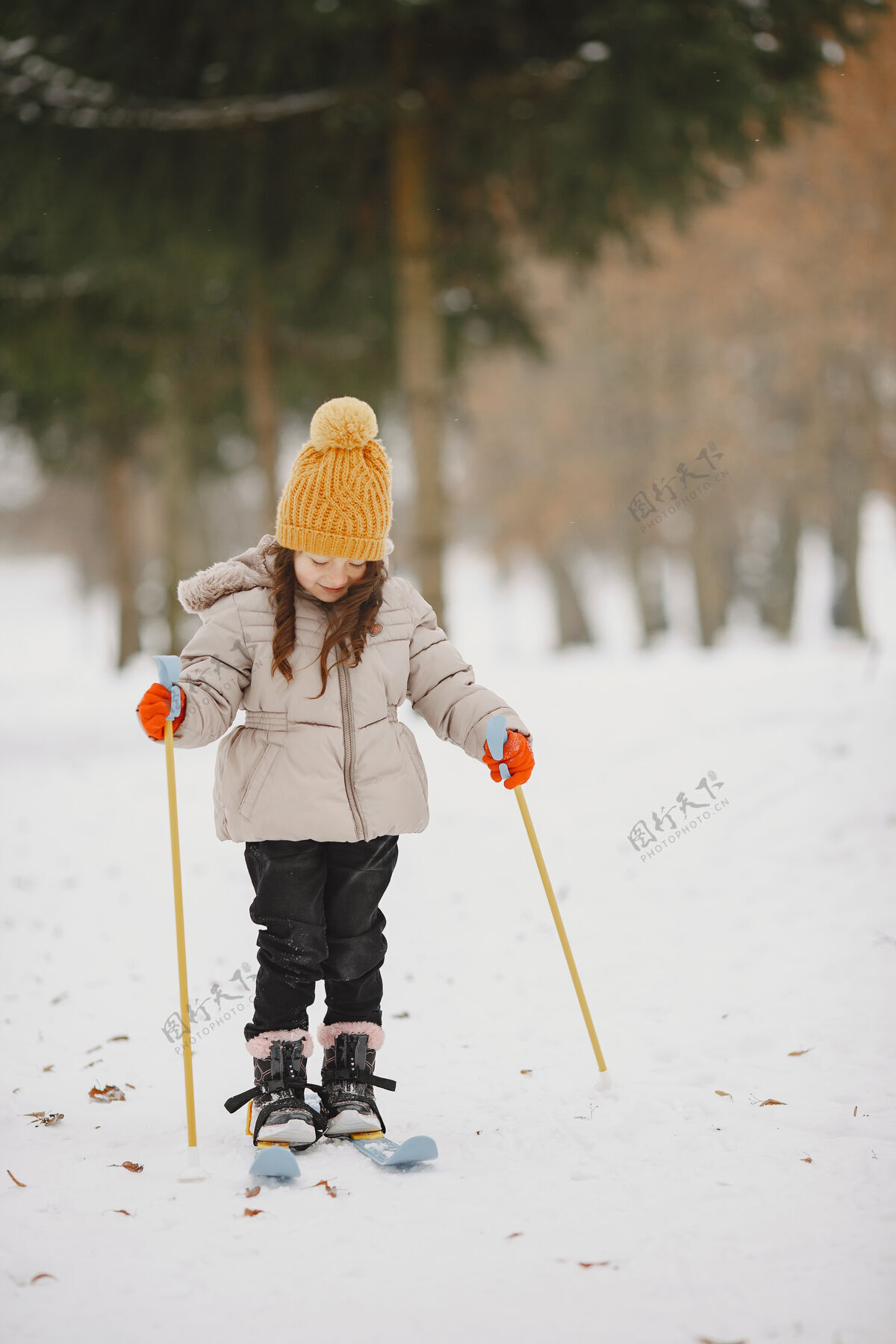 冬天小女孩越野滑雪运动员雪人