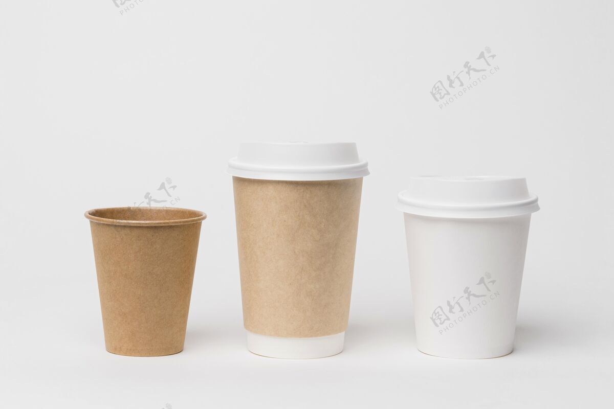 塑料杯塑料杯和咖啡模型放在桌子上品牌咖啡商标