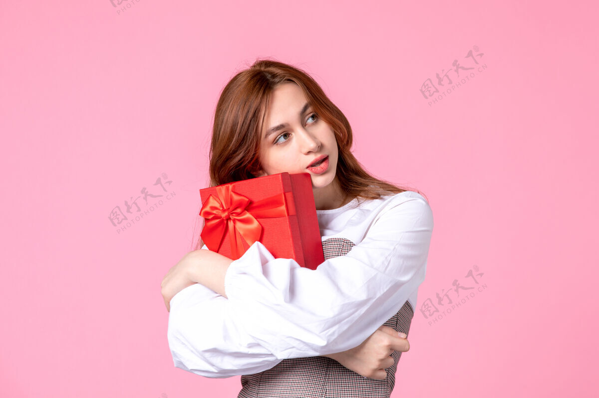 礼品正面图：年轻女性 红色包装 粉色背景 日期：三月爱情女性 感官平等香水年轻女性礼品