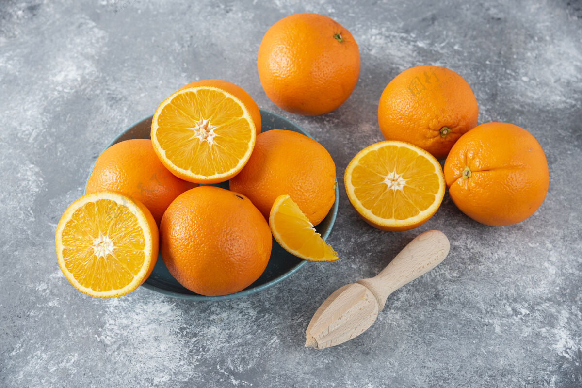 柑橘一碗满是切好的和多汁的橙子 用木铰刀多汁美味提神