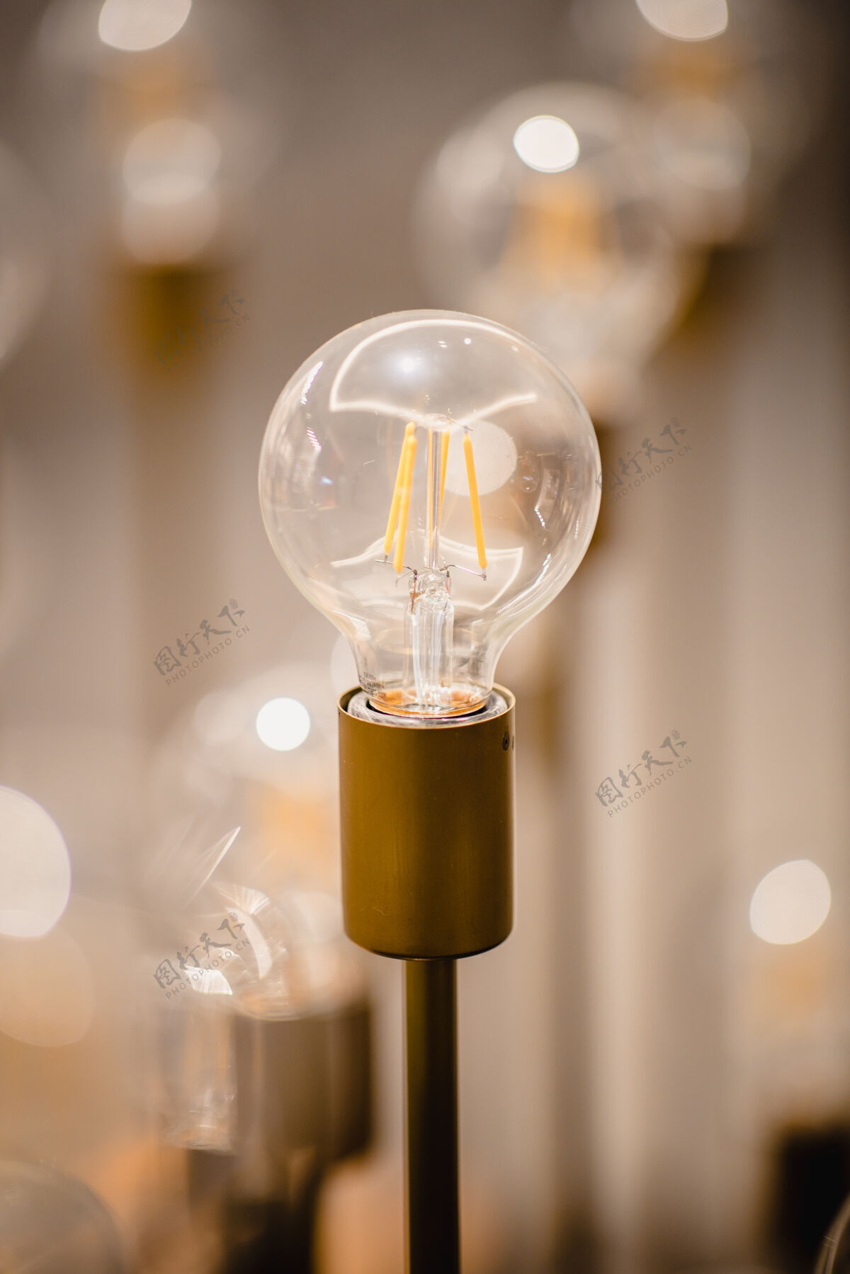 灯泡透明玻璃球和棕色木制支架灯灯泡玻璃