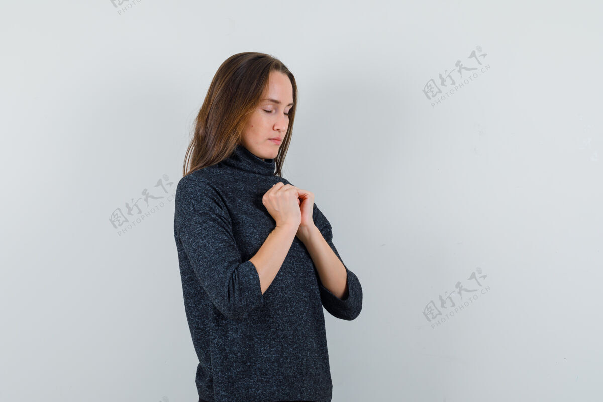 完美穿着休闲衬衫的年轻女士双手合十祈祷 看上去很平静健康女性护理