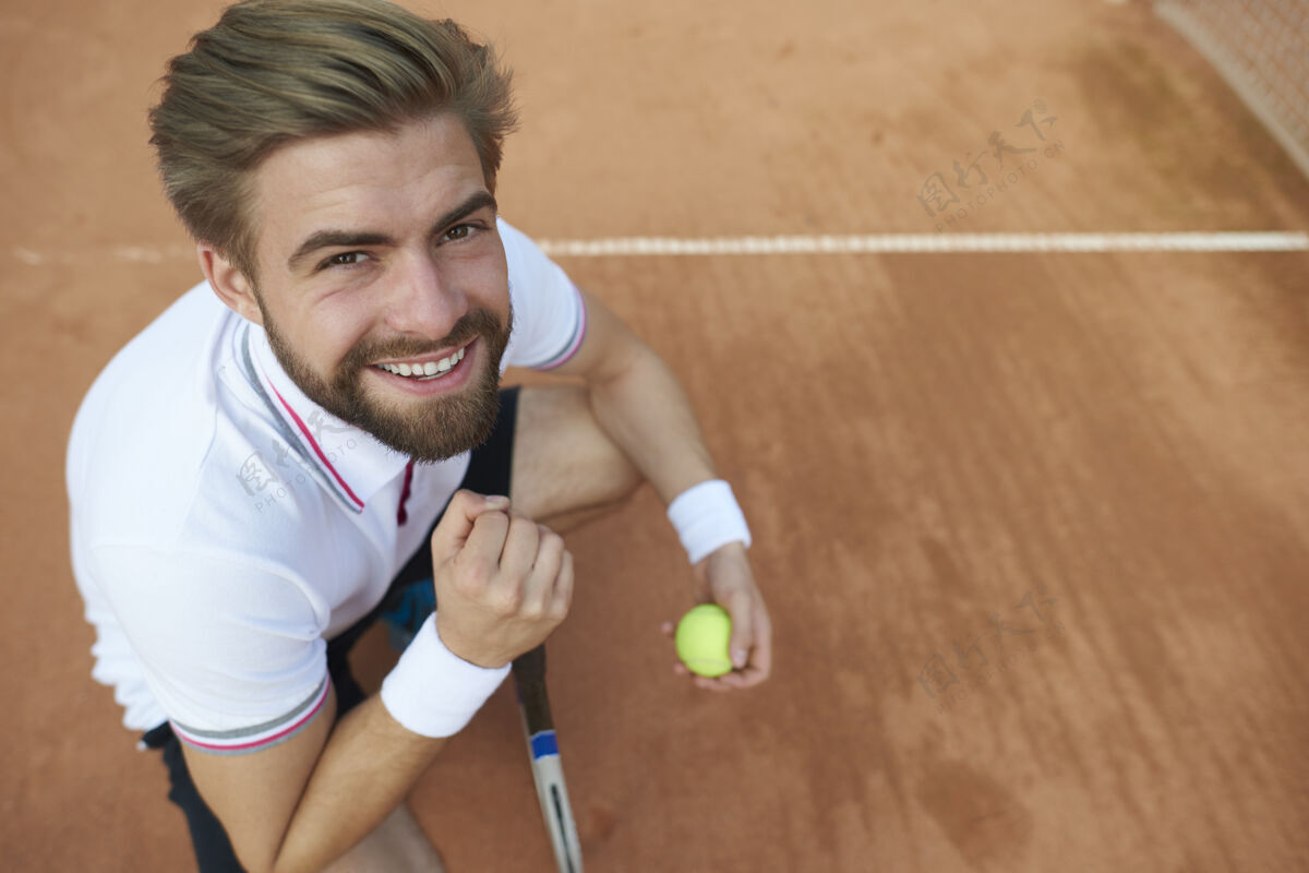 网球网球运动员摆姿势网球拍休息比赛