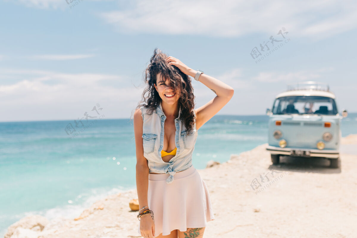美丽迷人可爱的女人穿着牛仔衬衫和裙子享受她的海滩度假年轻成人肖像
