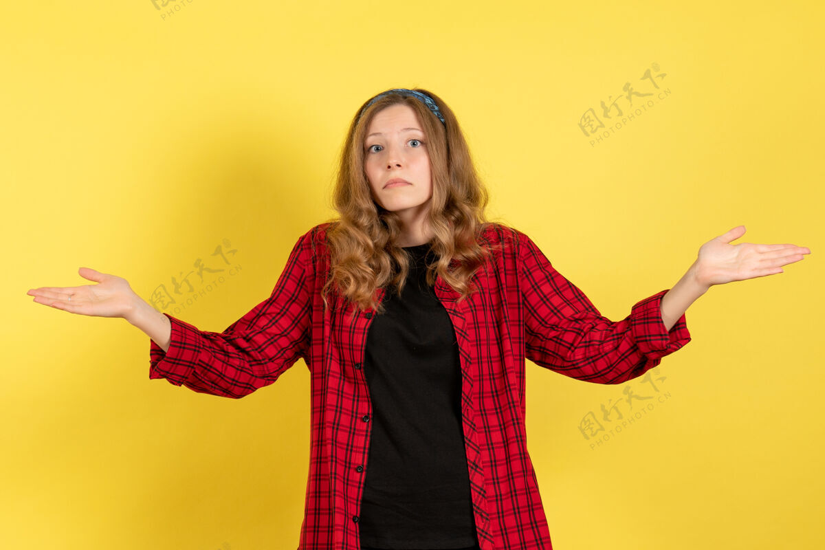 成人正面图：穿着红色格子衬衫的年轻女性站在黄色背景上 摆姿势 女孩颜色 模特 人类女性站立衬衫人物