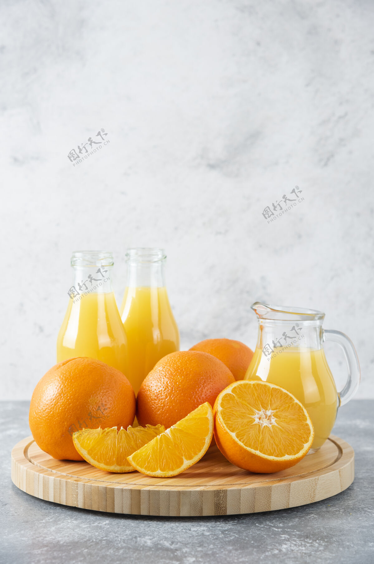 口味石桌上放满了橙子汁的木板切片美味天然