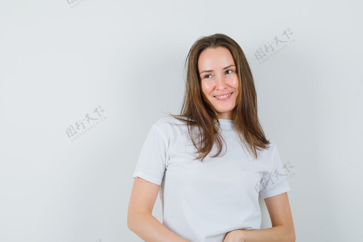 魅力穿着白色t恤的年轻女士看着别处 看起来很迷人T恤女性人性化