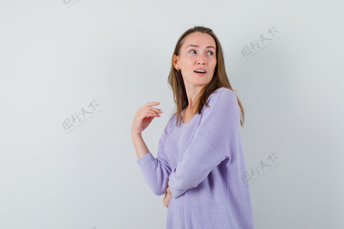 衬衫年轻的女性 穿着淡紫色上衣 看起来很理智正面视图时尚敏感卷发