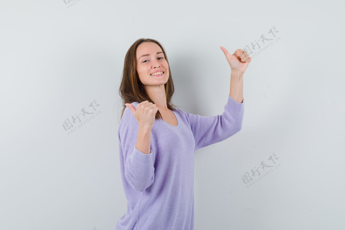 头发穿着淡紫色上衣的年轻女子竖起大拇指 看上去很自信皮肤奢华漂亮