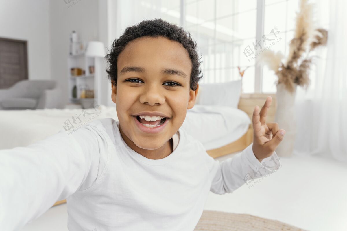娱乐小男孩在家自拍的正面图水平自拍在一起