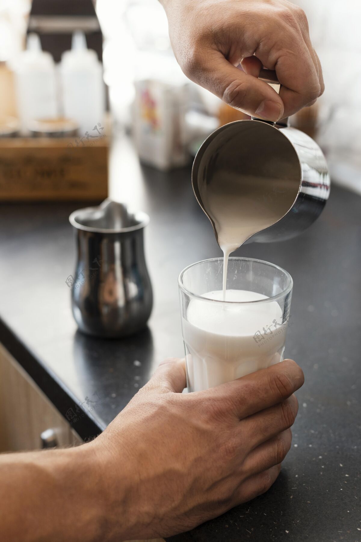 咖啡师特写手倒牛奶在玻璃特写事业美味