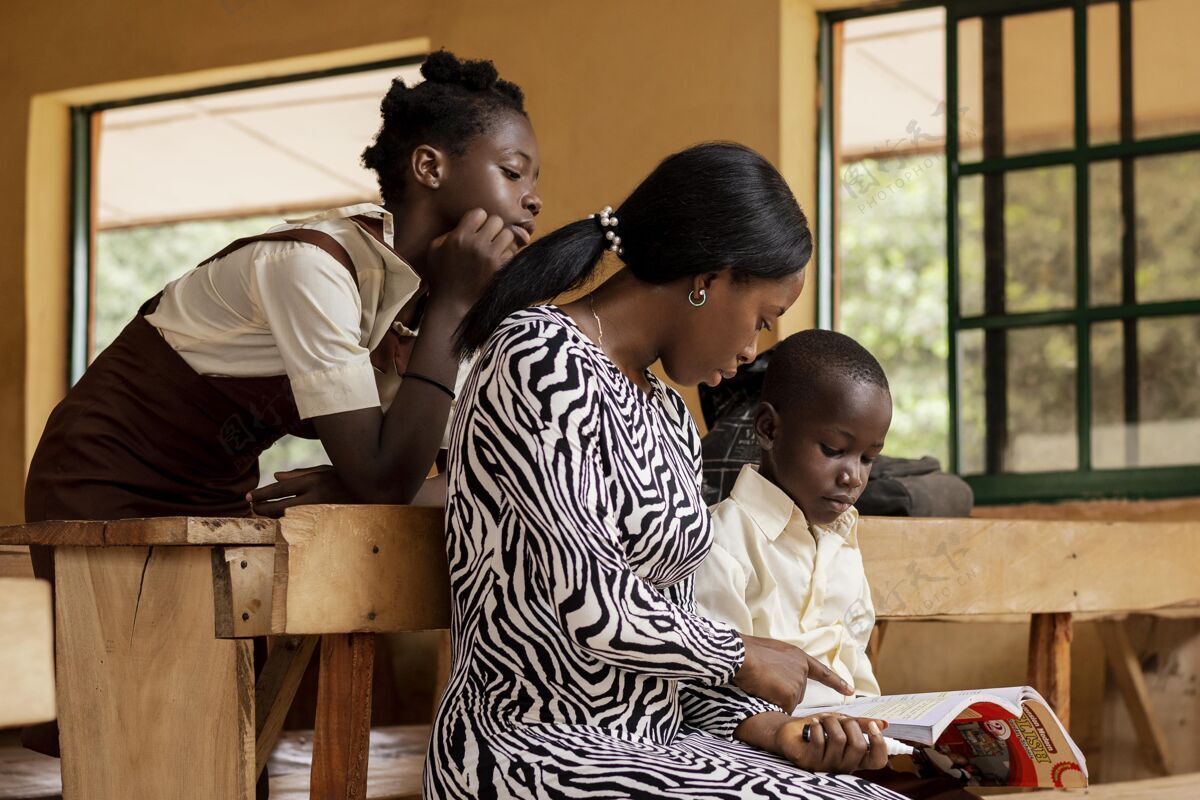 小学生非洲女人在课堂上教孩子小课堂教育