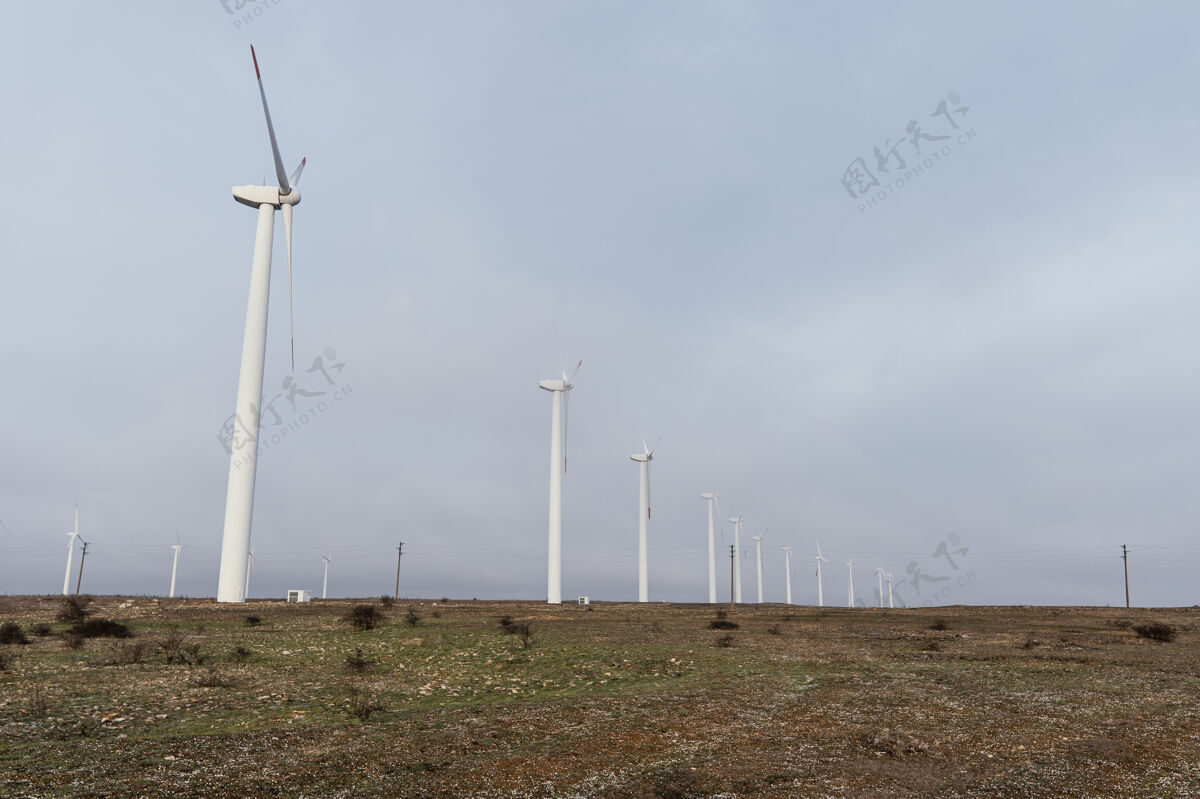 风能许多风力涡轮机在现场发电环保可再生能源可持续发展