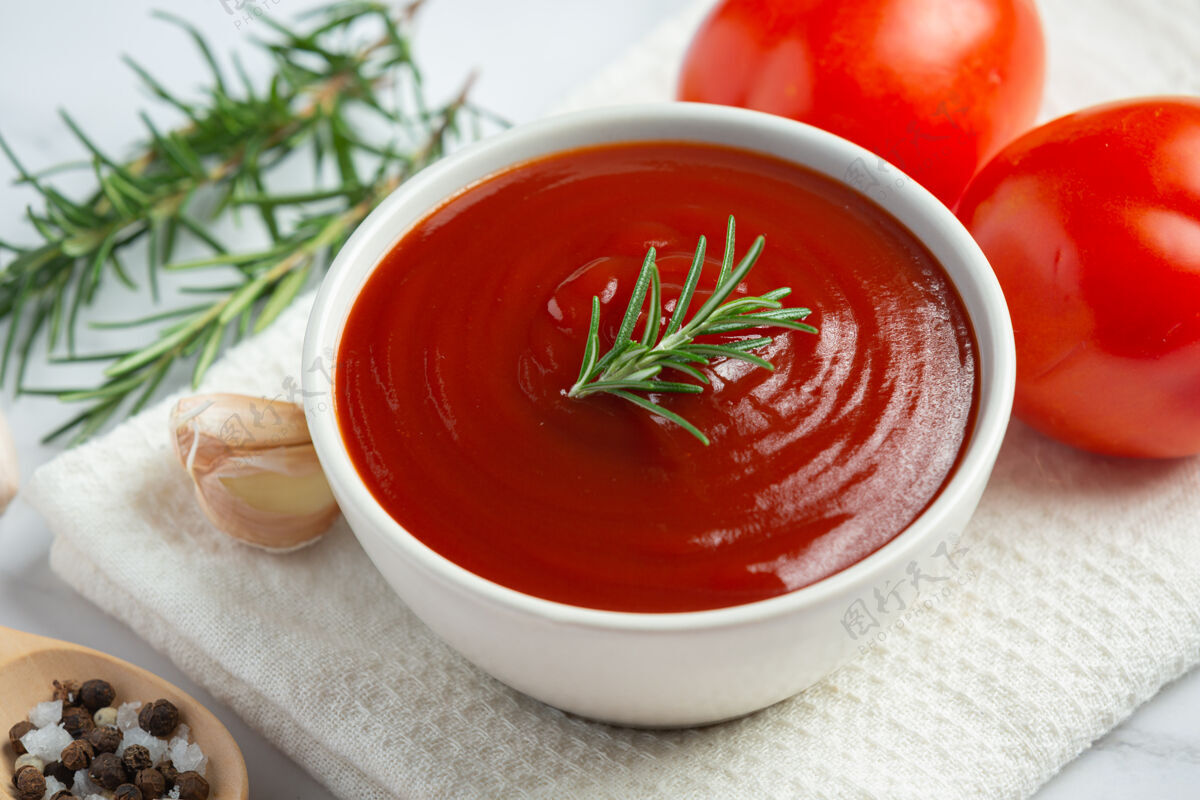 香料番茄酱或番茄酱配新鲜番茄食品农产品味道