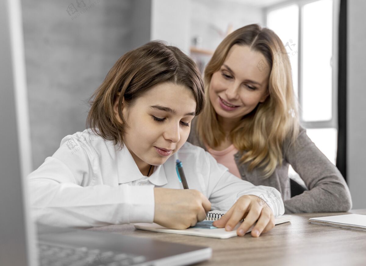 教育妈妈帮助女儿学习女孩孩子写作