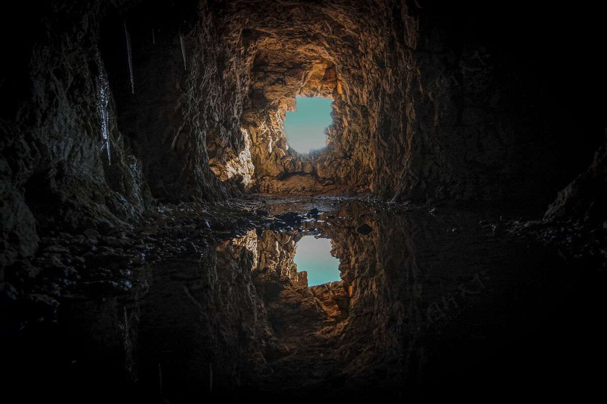 对称白天的棕色混凝土隧道山绘画洞