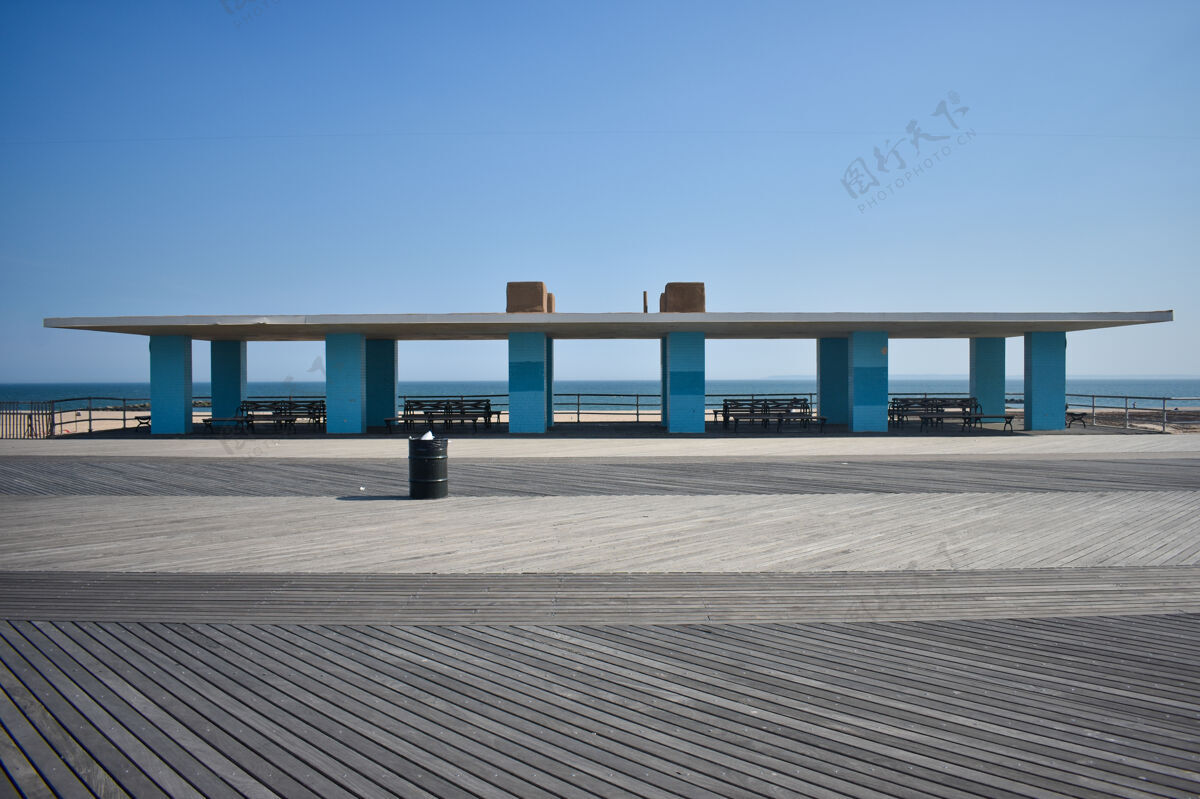 景观海滩上的雨棚建筑 有蓝色的柱子 白色的屋顶和长凳柱子街道柱子