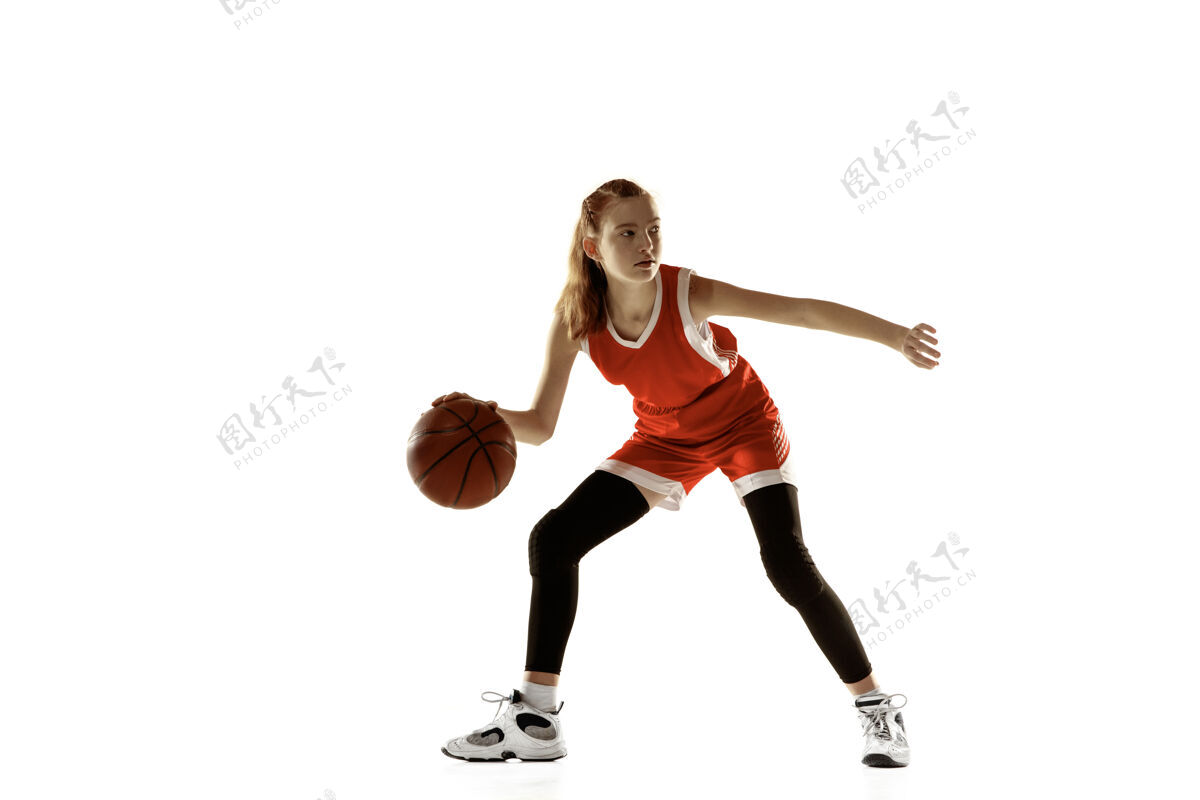 力量年轻的女篮球运动员在行动 运动在运行隔离在白墙上女性篮球健身房