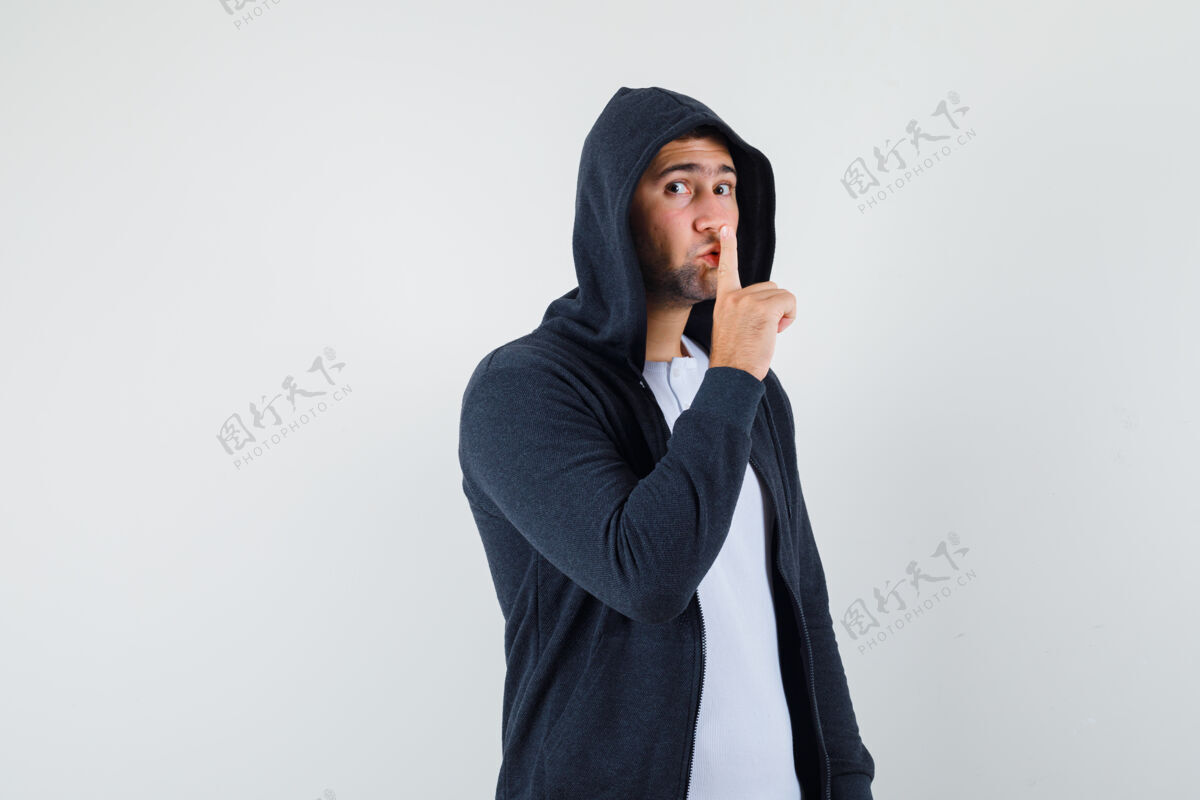男人年轻男子在t恤衫 夹克衫上表现出沉默的姿态 看上去很小心 正对着前方夹克人衬衫