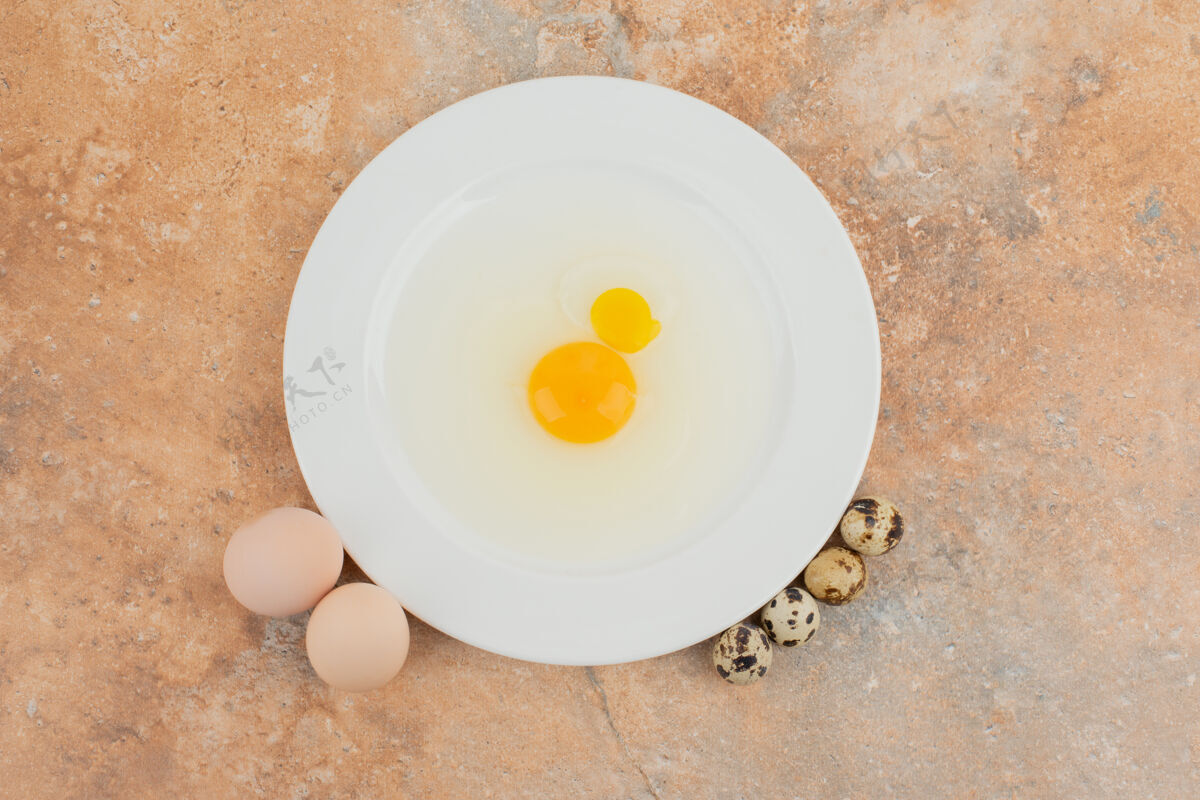 生的白板生鸡蛋和几个鹌鹑蛋天然好吃蛋黄
