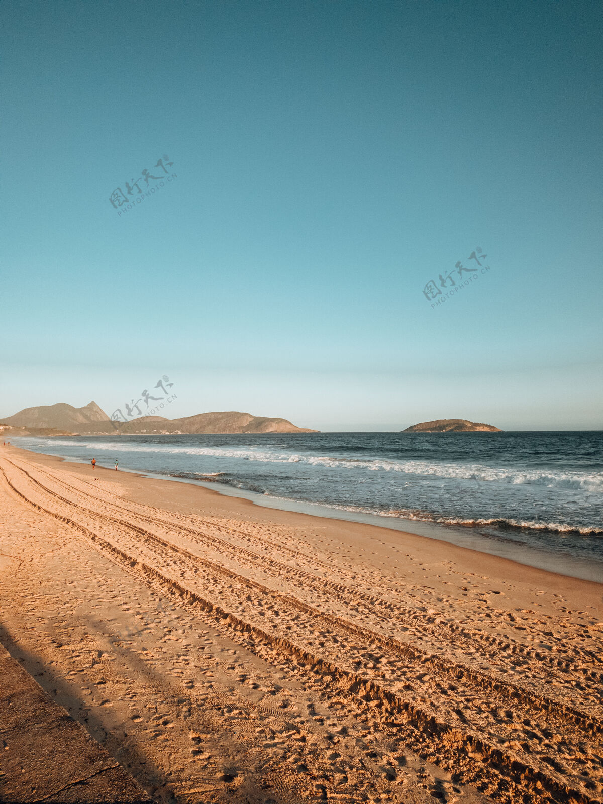 放松巴西里约热内卢附近的丘陵海滩拍摄沙滩山度假