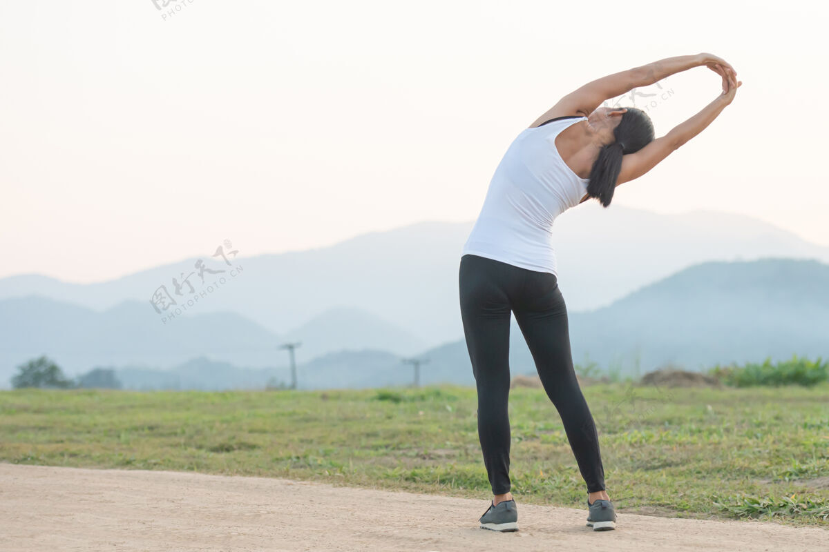 活力年轻女性在公园健身训练课前锻炼跑步健康锻炼