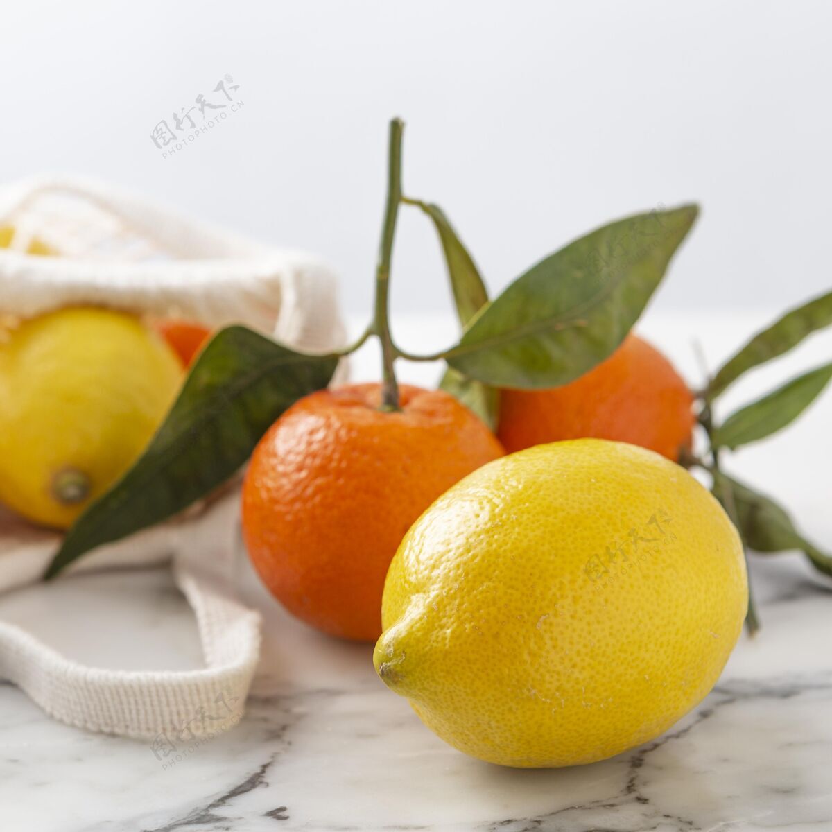 再利用桌上有柠檬和柑橘柠檬生态水果